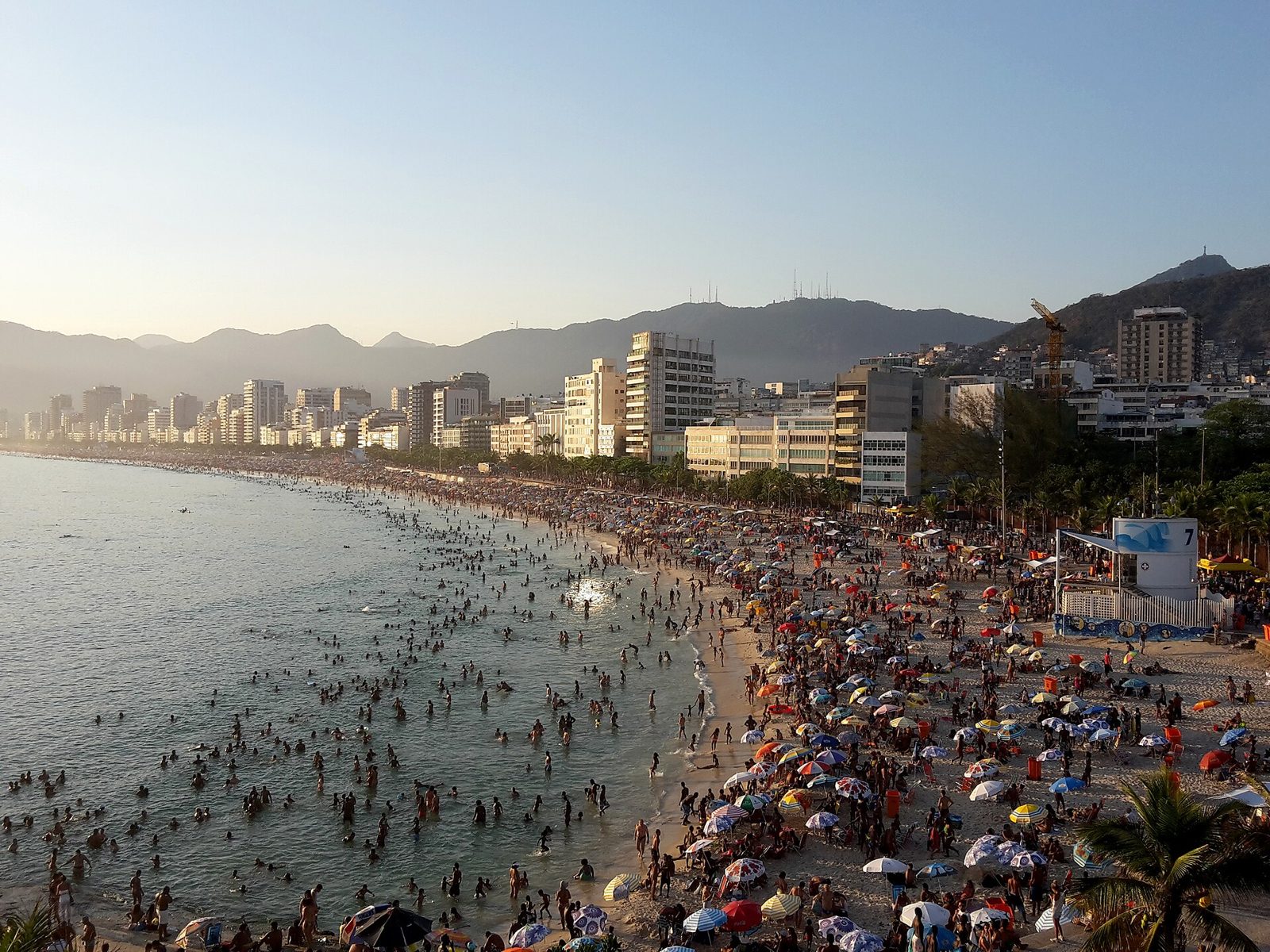 Foto real da Praia de Ipanema no Posto 7, Rio de Janeiro